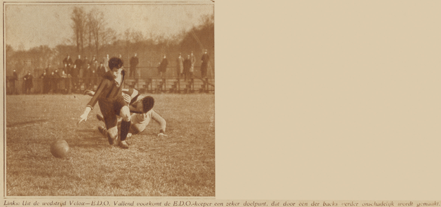 874223 Afbeelding van een spelmoment uit de voetbalwedstrijd tussen Velox (Utrecht) en E.D.O. (Haarlem), op het ...